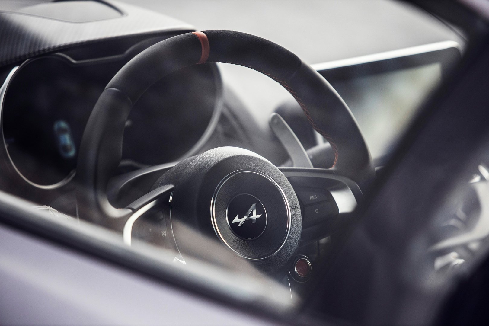 雷诺（Renault）F1车队正式更名为阿尔卑斯（Alpine）F1。