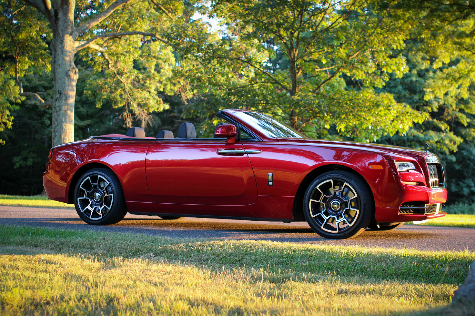 劳斯莱斯曜影blackbadge红色软顶敞篷车