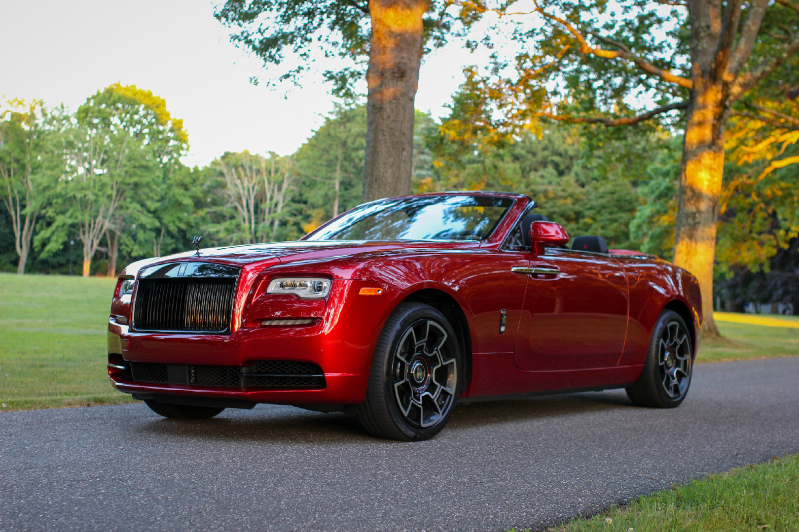 劳斯莱斯曜影Black Badge红色软顶敞篷车。