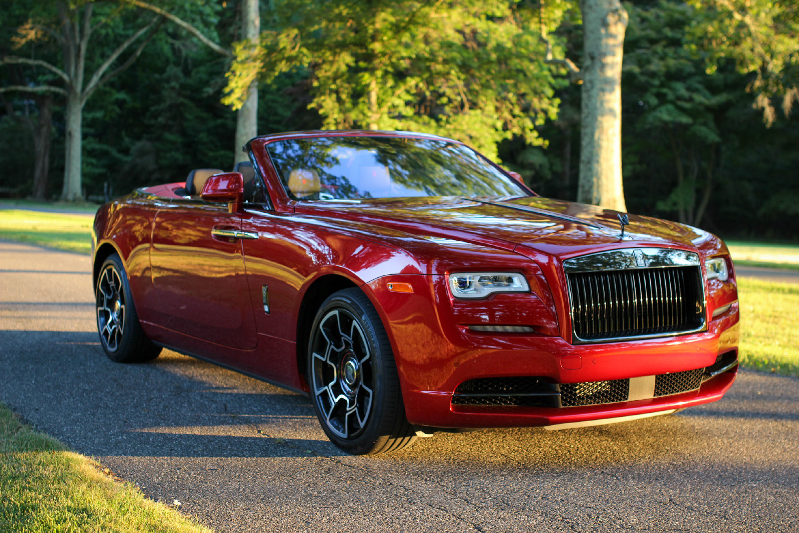 劳斯莱斯曜影Black Badge红色软顶敞篷车。