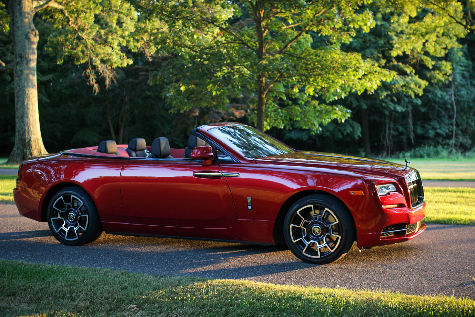劳斯莱斯曜影Black Badge红色软顶敞篷车。