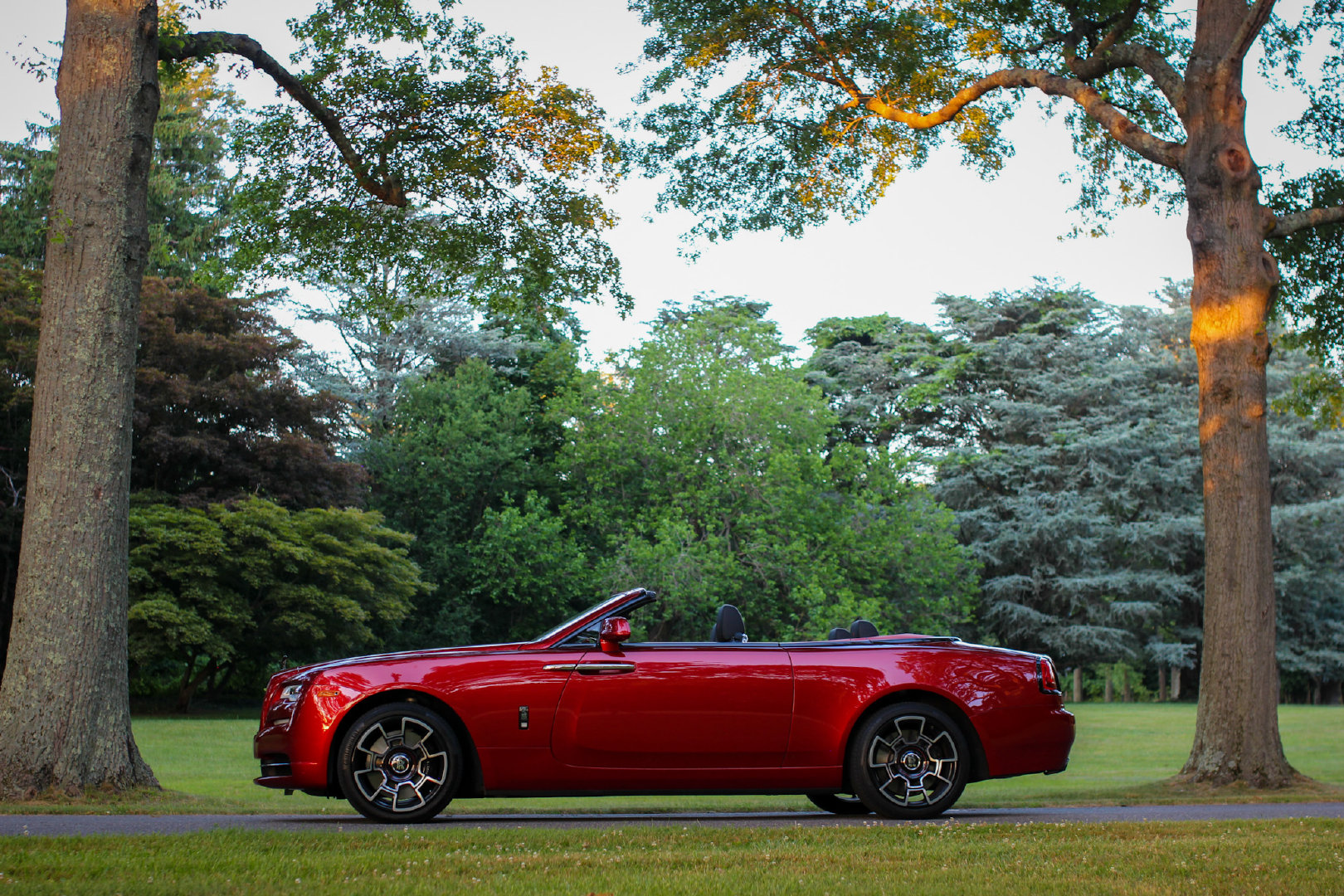 劳斯莱斯曜影Black Badge红色软顶敞篷车。