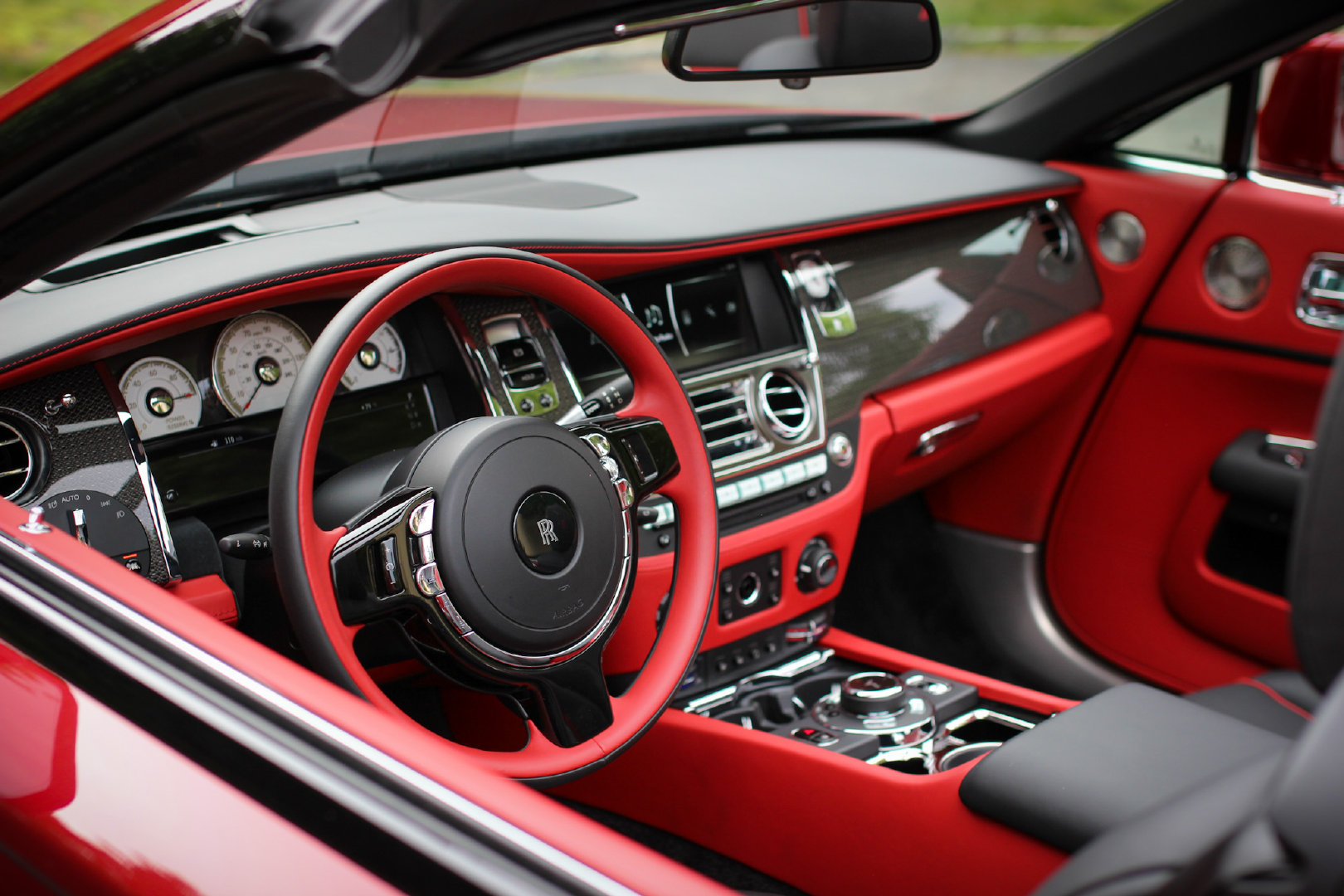 劳斯莱斯曜影Black Badge红色软顶敞篷车。