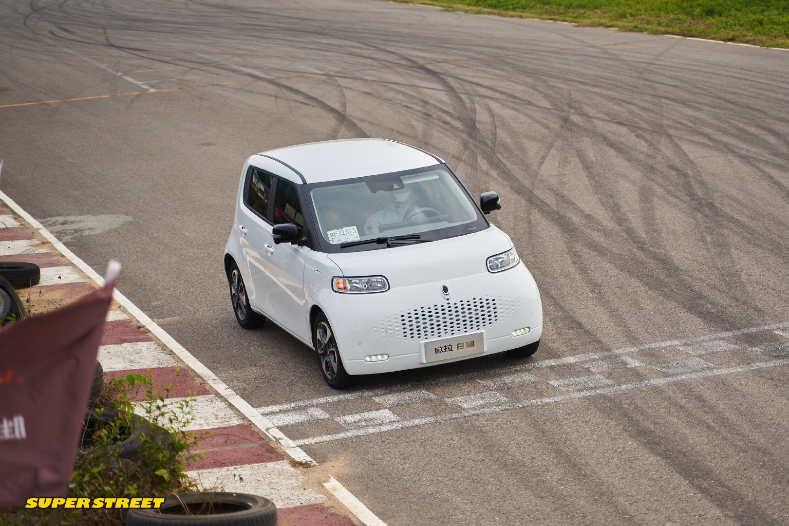 饲猫少年带着欧拉白猫飞驰赛车场。欧拉白猫