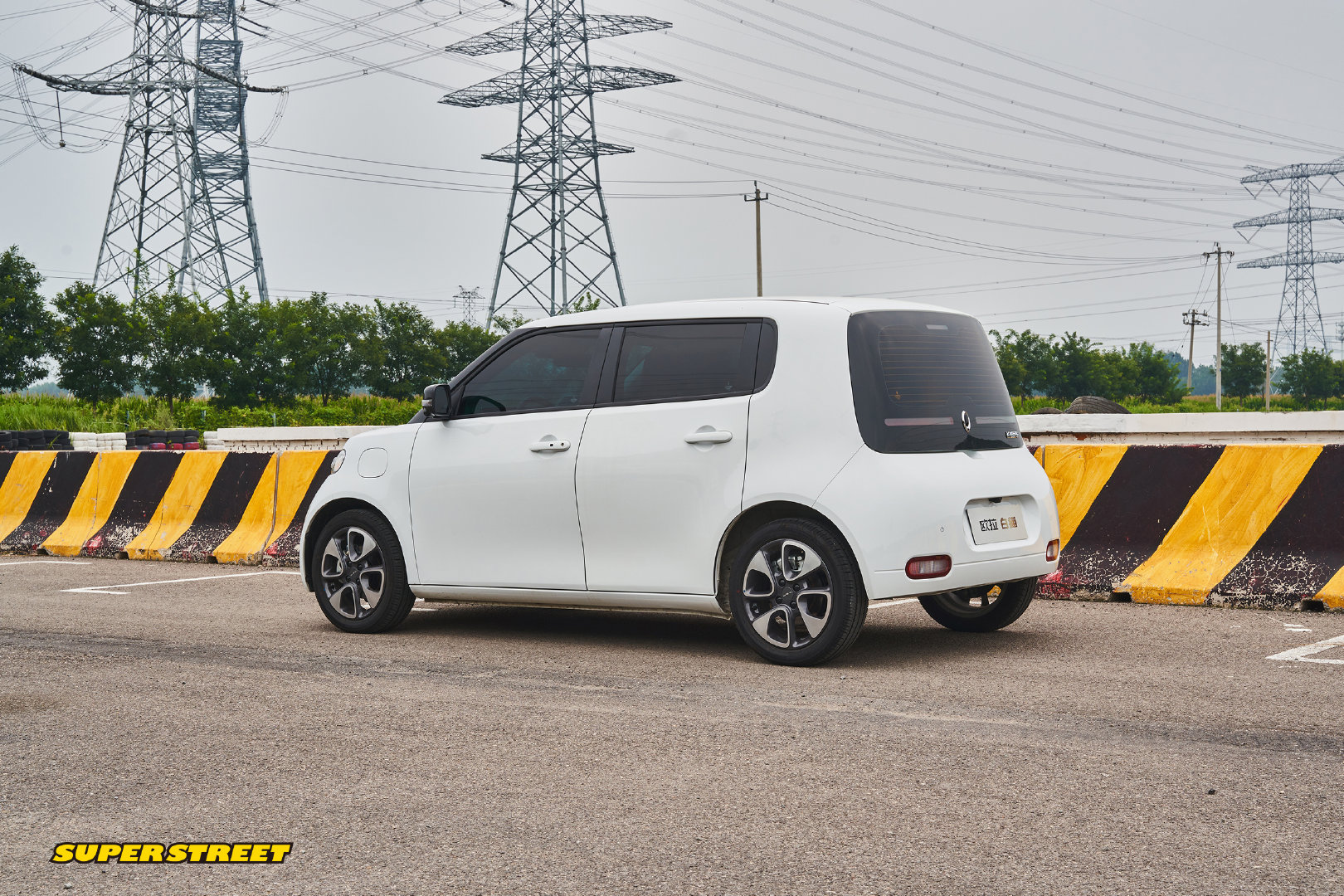 饲猫少年带着欧拉白猫飞驰赛车场。欧拉白猫