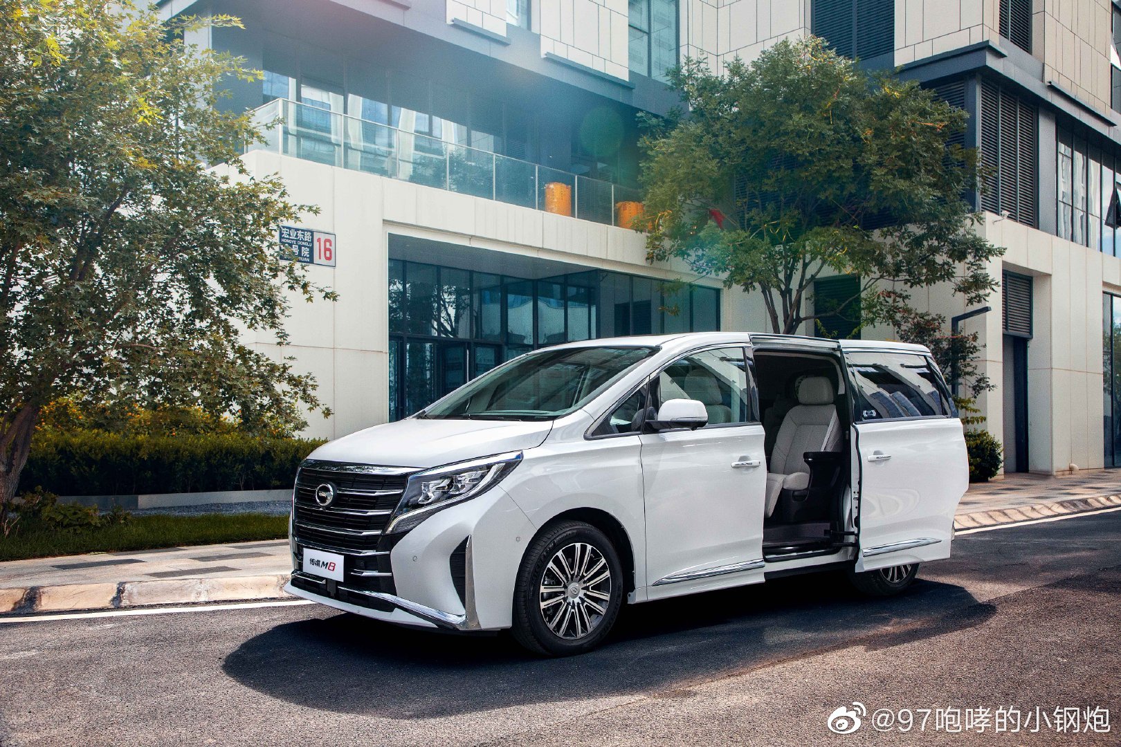 每天一组汽车美图：广汽传祺M8（少了个G）