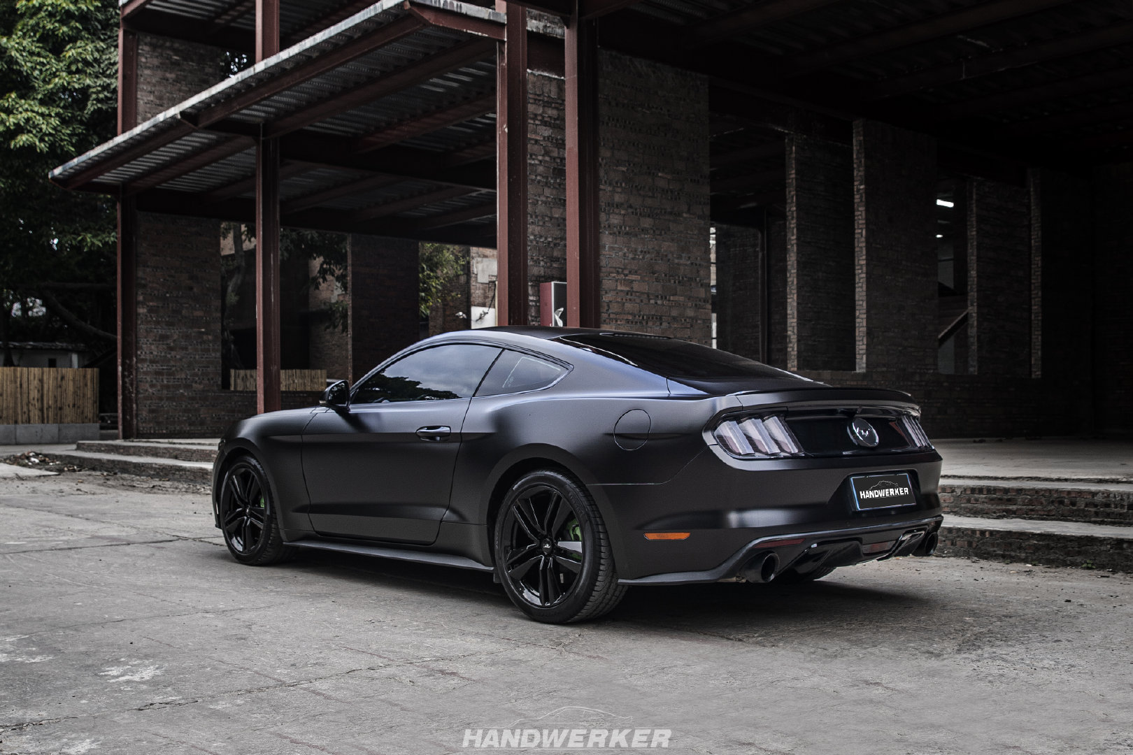 福特mustang   电光黑 这辆改色的黑色坐骑帅到没朋友!