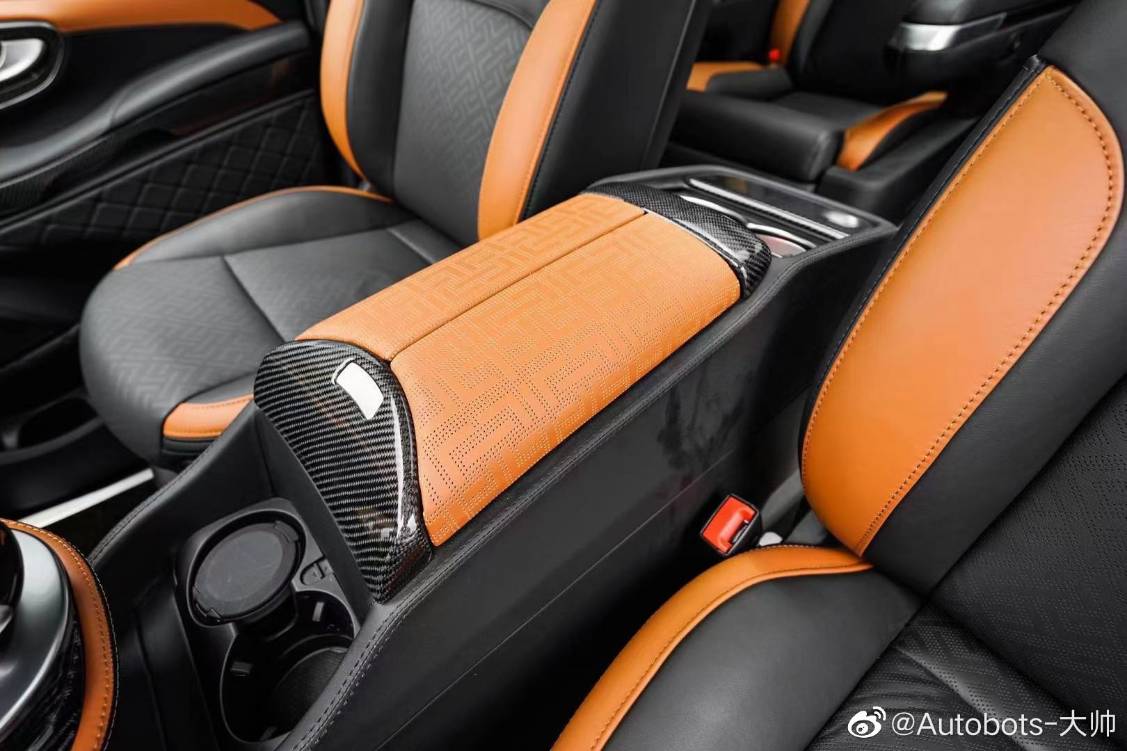 国六巴博斯版奔驰VS980 5.37米 七座 全车碳纤维定制