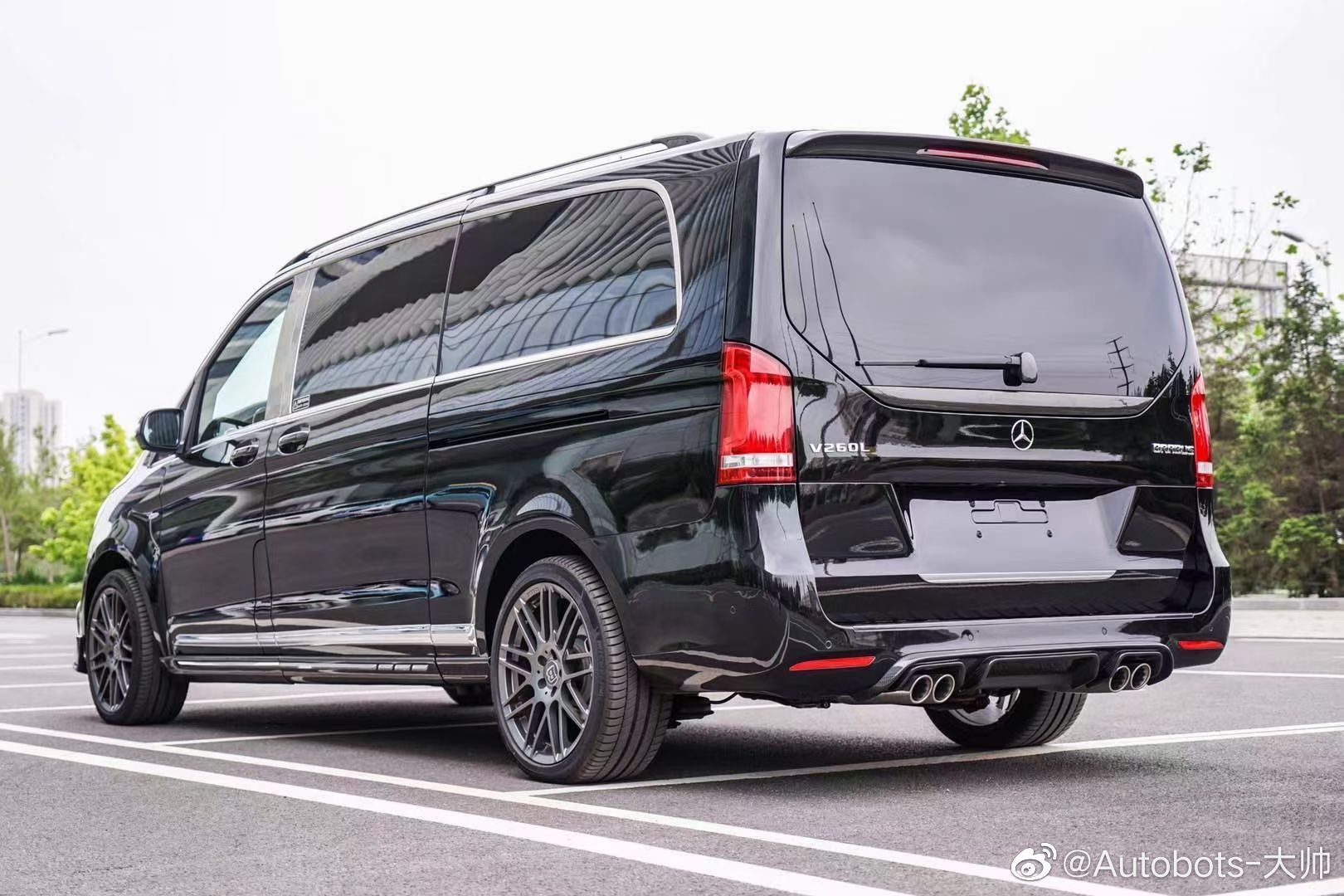 国六巴博斯版奔驰VS980 5.37米 七座 全车碳纤维定制