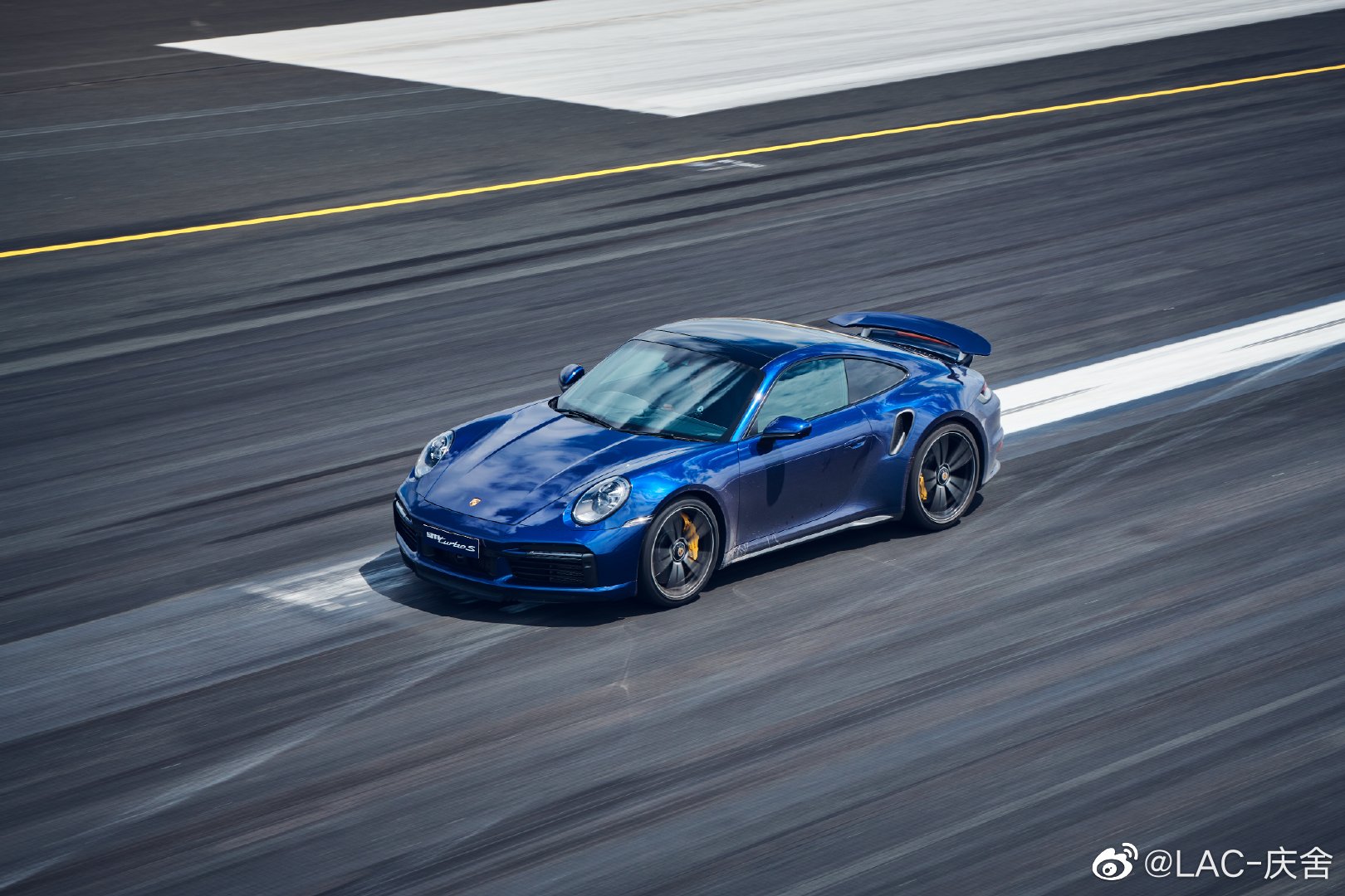 Porsche 911 Turbo S 对，就是昨天视频2.5秒破百的那货！