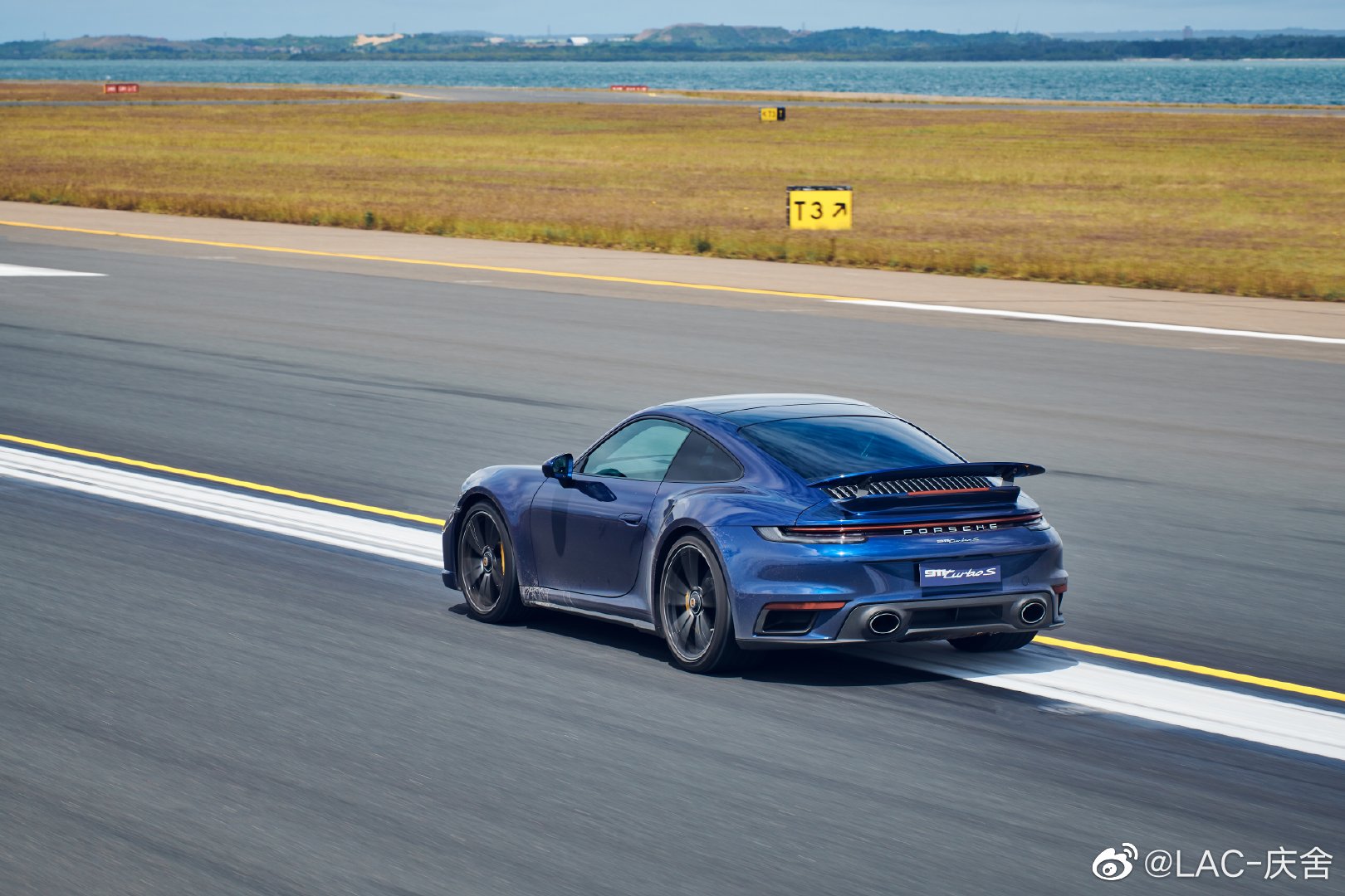 Porsche 911 Turbo S 对，就是昨天视频2.5秒破百的那货！