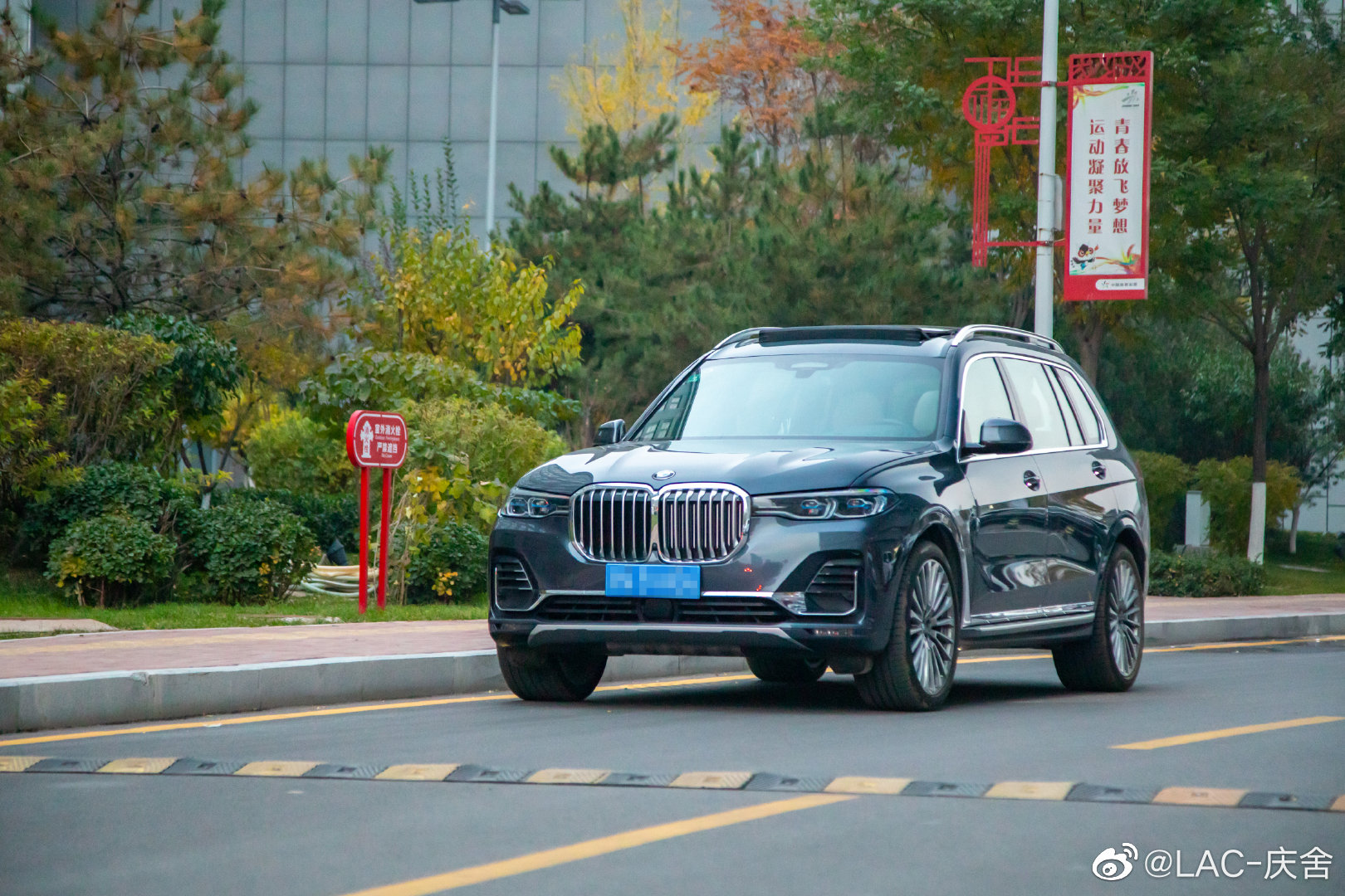 汽车美图抢先看：再分享一组宝马x7 的原创照片