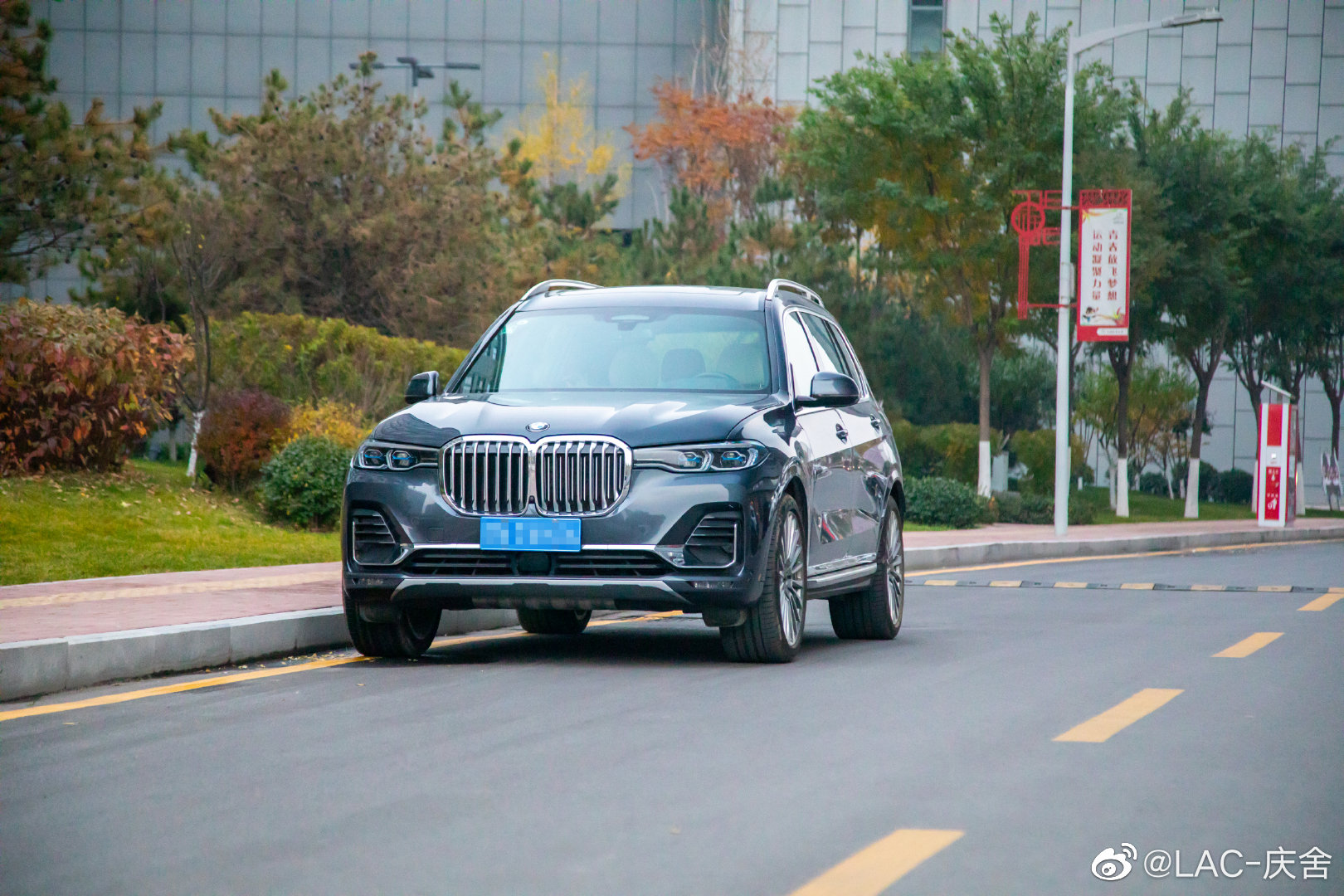 汽车美图抢先看：再分享一组宝马x7 的原创照片