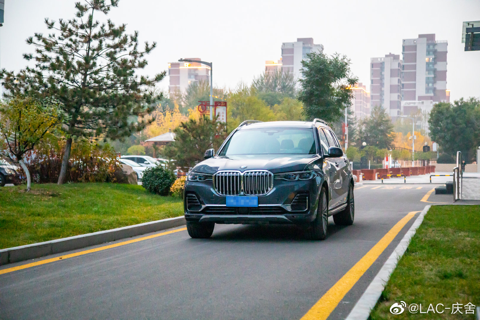 汽车美图抢先看：再分享一组宝马x7 的原创照片