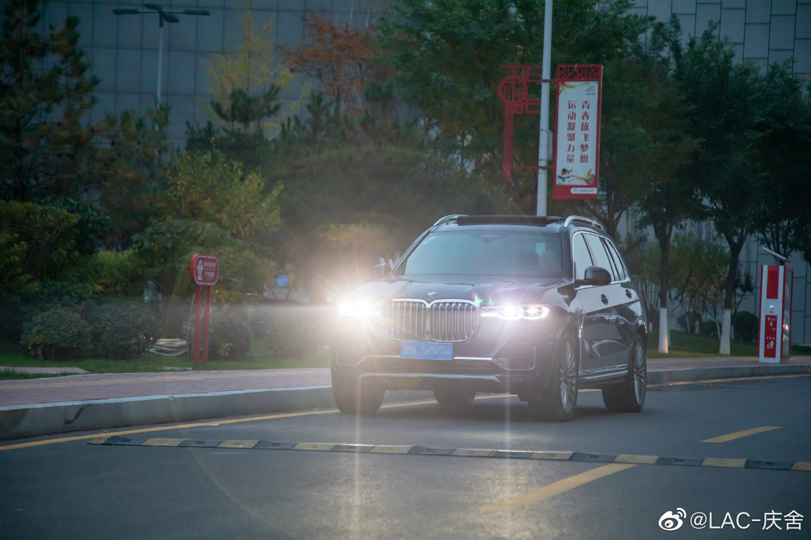 汽车美图抢先看：再分享一组宝马x7 的原创照片