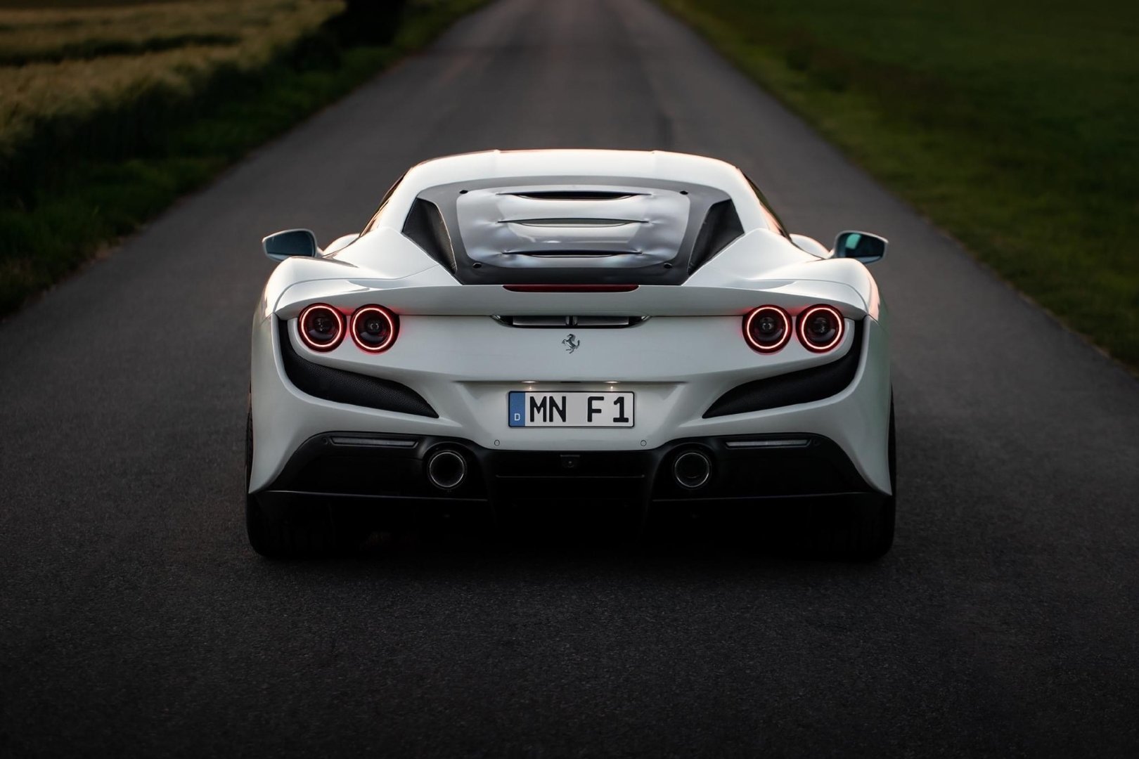 Ferrari F8 Trubuto，白色优雅