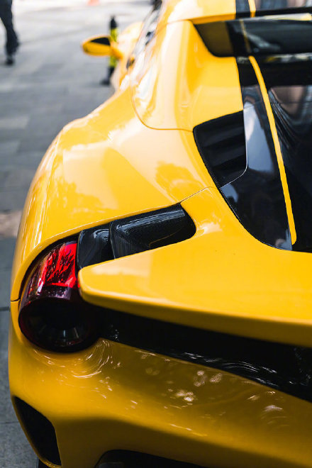 Ferrari Pista Spider 太漂亮了，帅气十足！