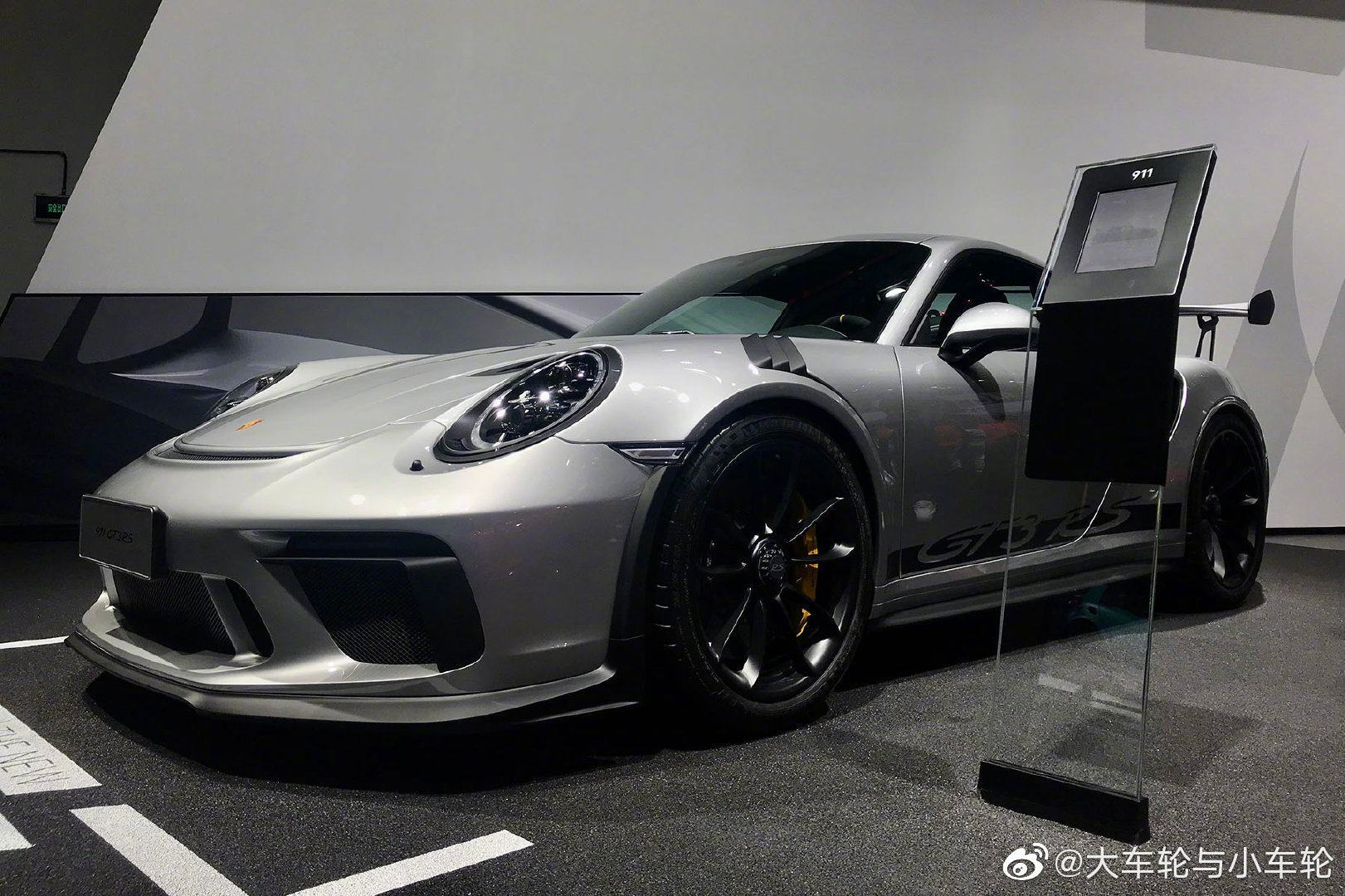 豪车阵丰田86交通安全你我他容，看得眼花缭乱，这是哪款车型吗