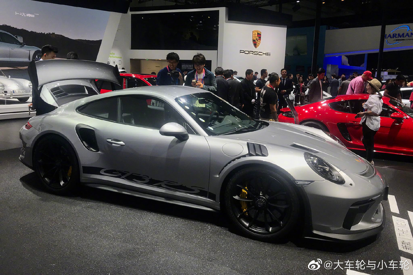 豪车阵丰田86交通安全你我他容，看得眼花缭乱，这是哪款车型吗