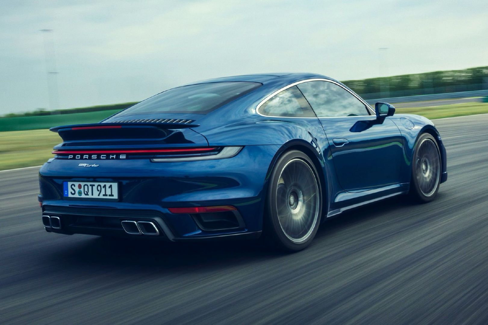 2021 Porsche 911 Turbo虽少个“S”，但实力仍不容小嘘