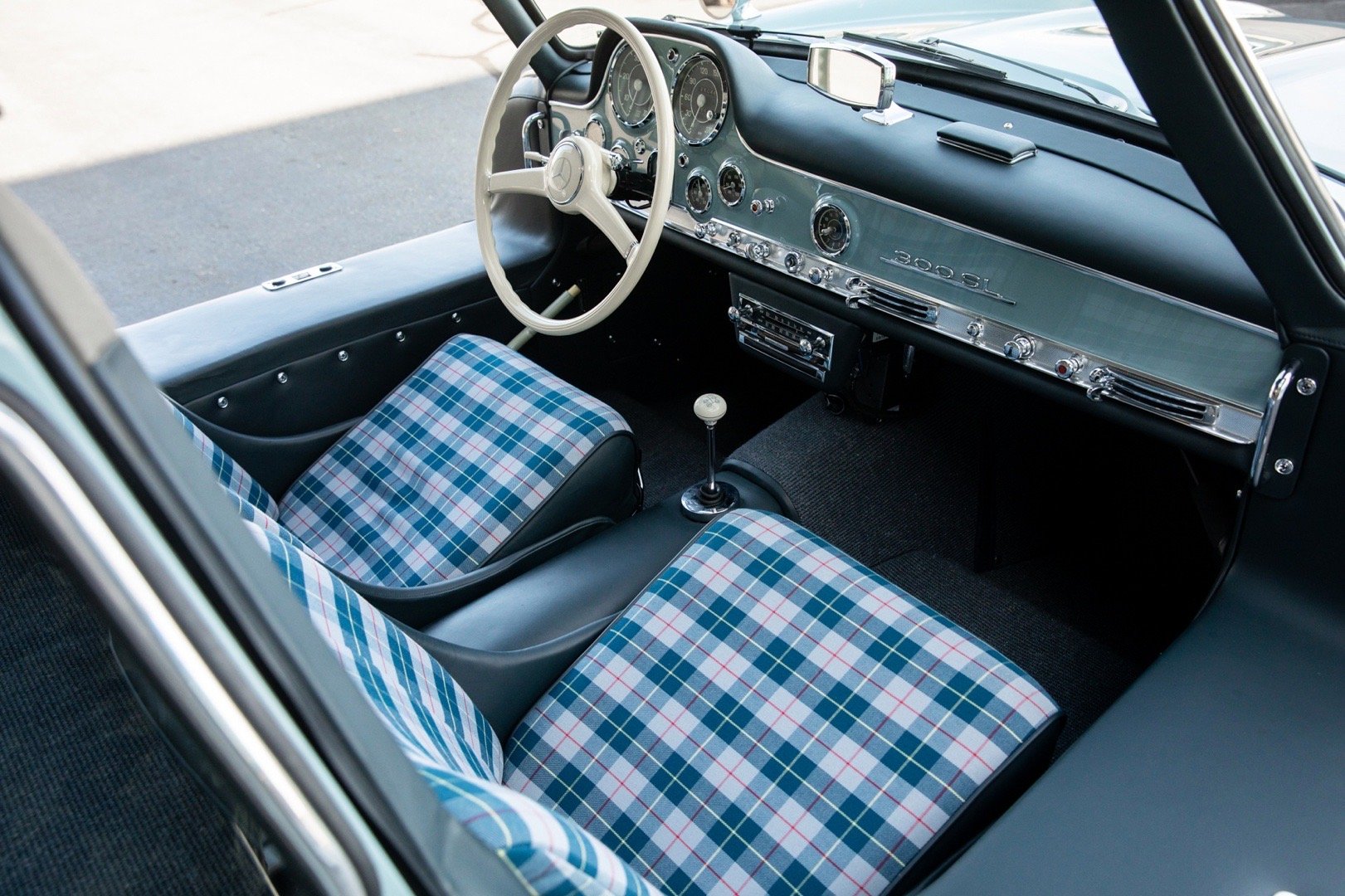 这款稀有的1957年梅赛德斯-奔驰300 SL刚以115万美元的价格售出