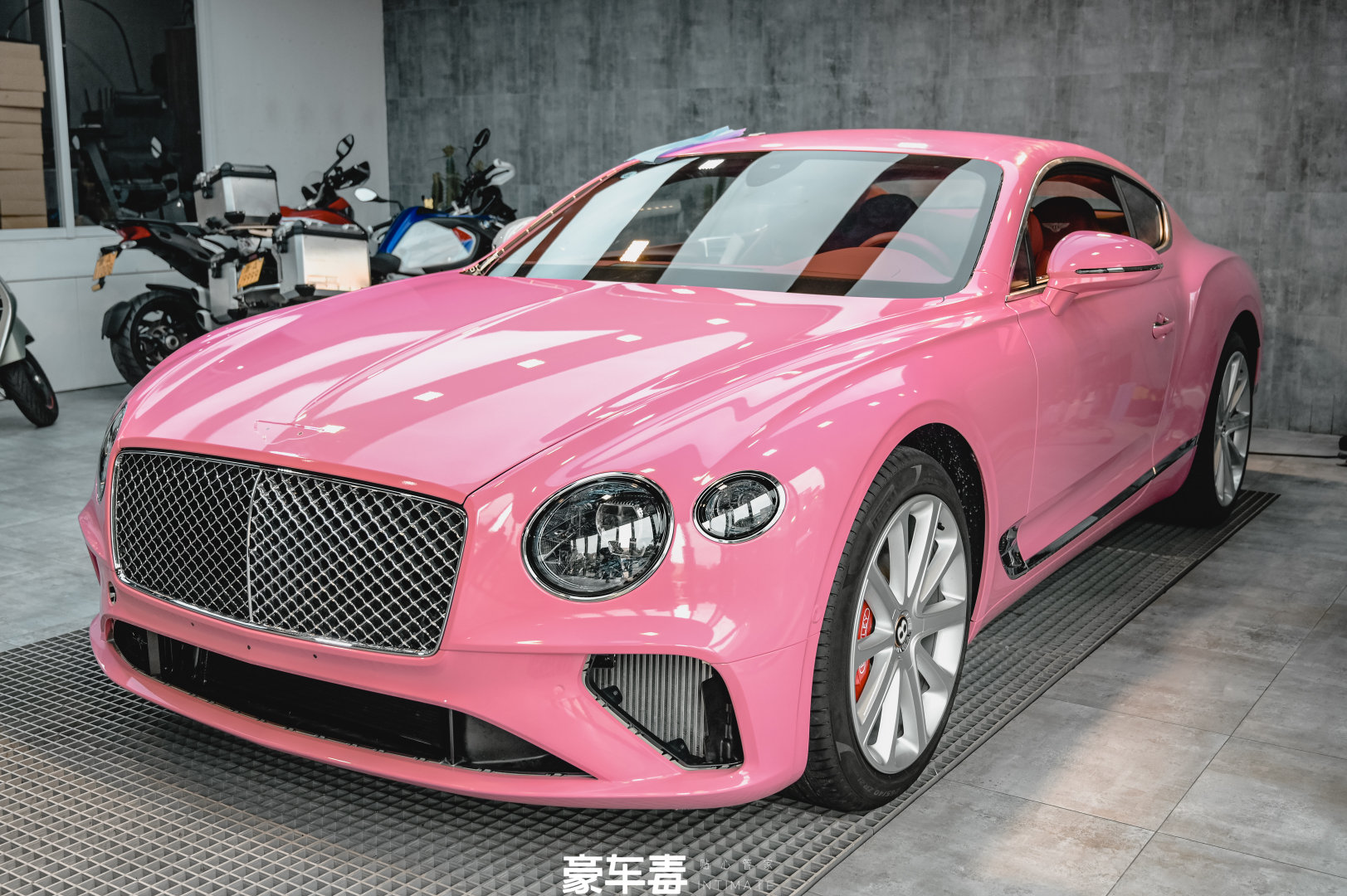 粉红宾利欧陆gt,300多万,w12发动机版本