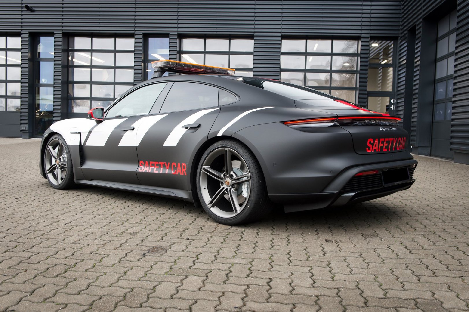好看的汽车图片：保时捷 Taycan Turbo 安全车