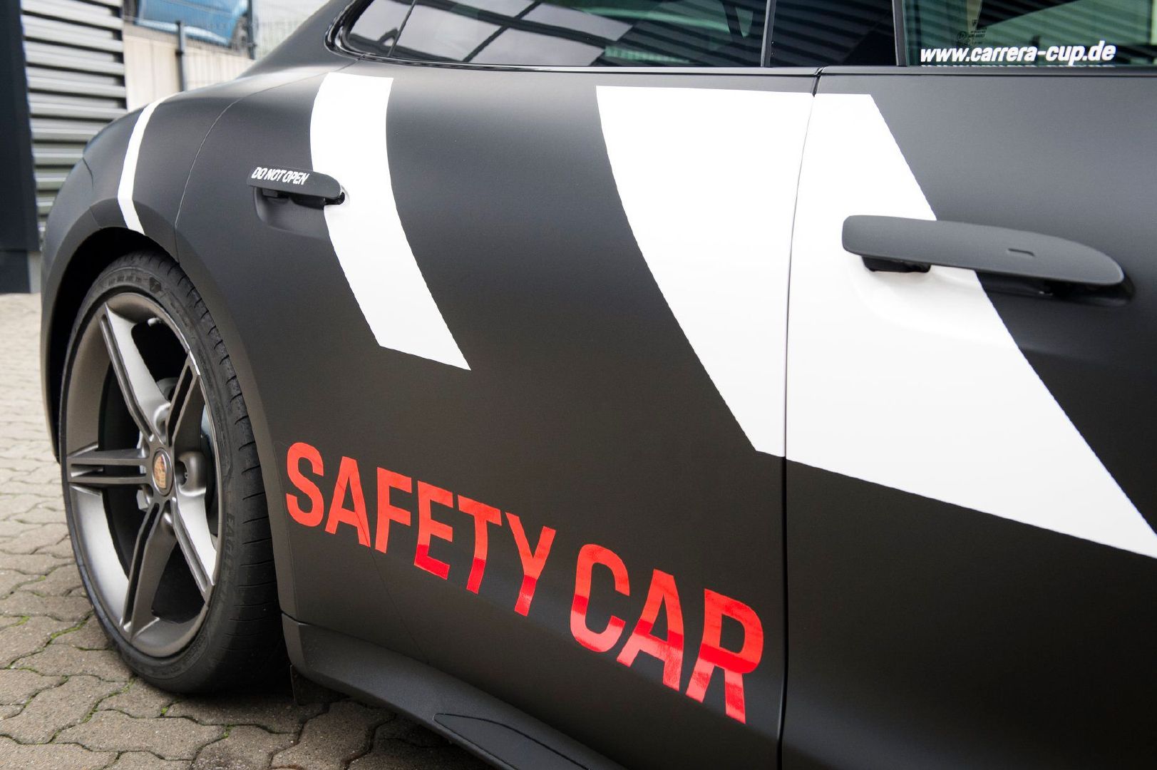 好看的汽车图片：保时捷 Taycan Turbo 安全车