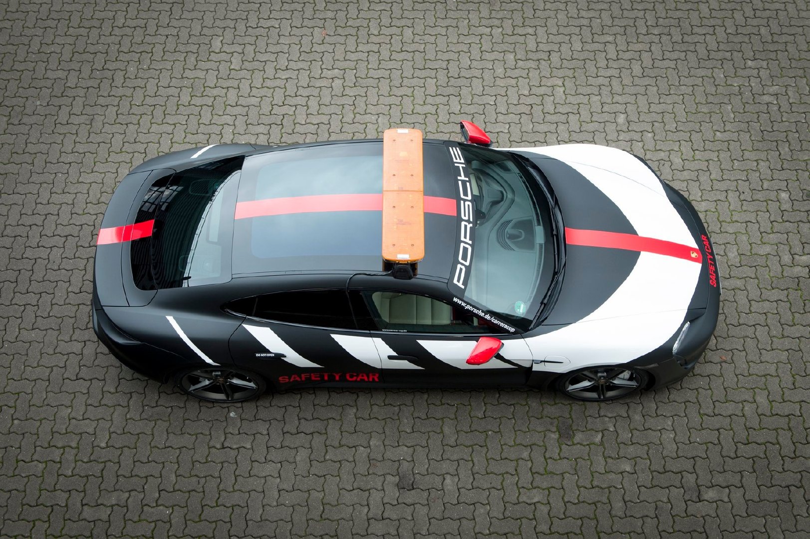 好看的汽车图片：保时捷 Taycan Turbo 安全车