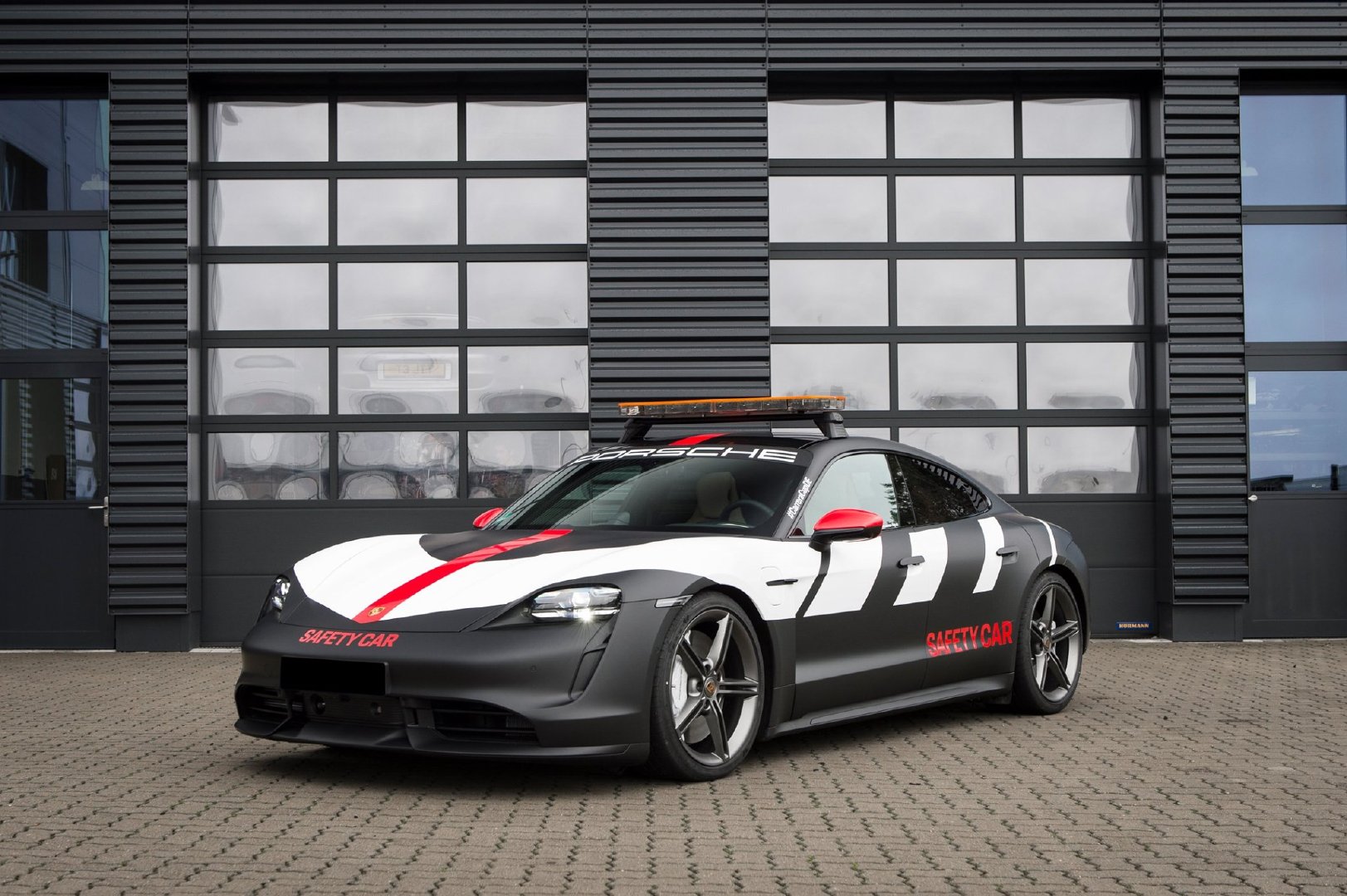 好看的汽车图片：保时捷 Taycan Turbo 安全车