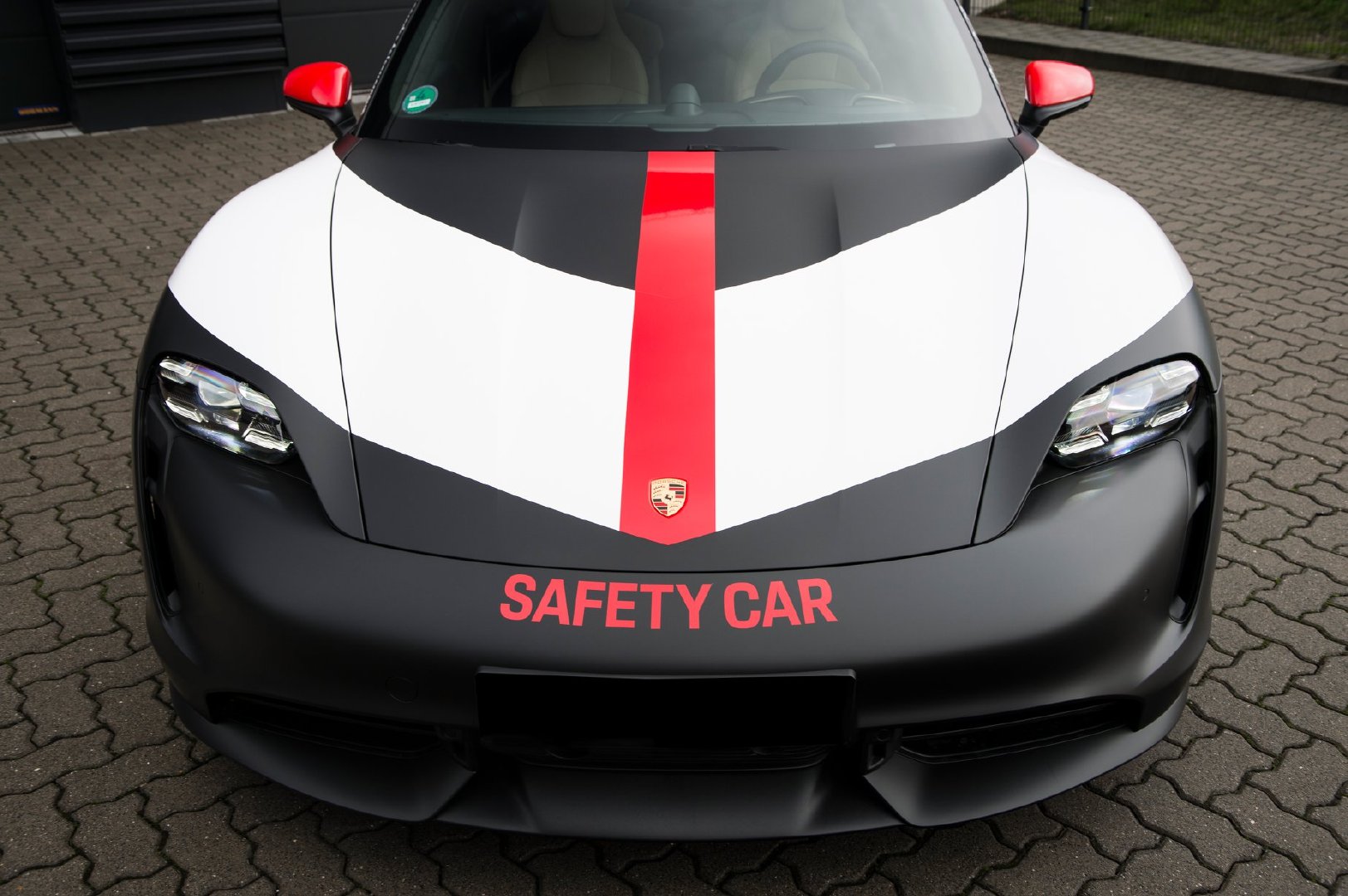 好看的汽车图片：保时捷 Taycan Turbo 安全车