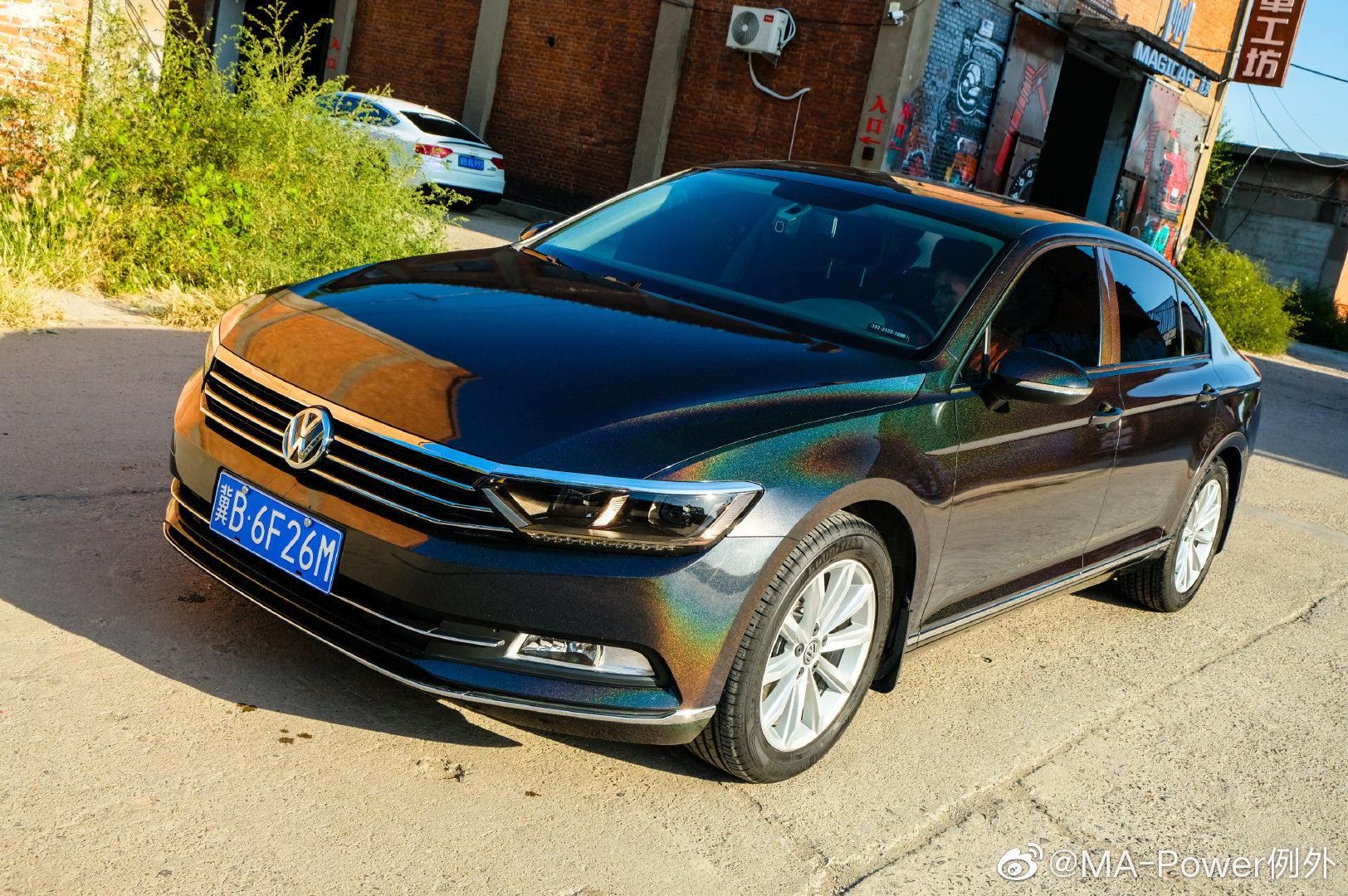 大众迈腾 镭射黑 低调的黑色 阳光下变得亮闪闪 炫哦~-新浪汽车