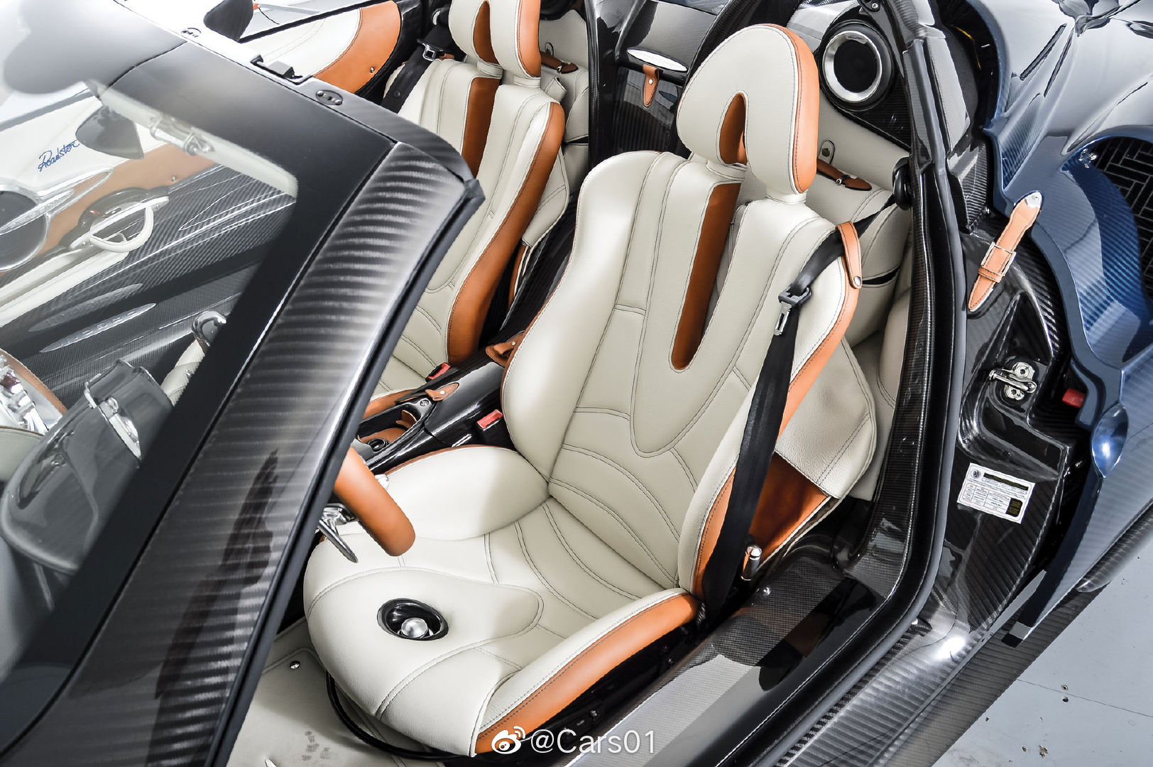 汽车美图：蓝碳帕加尼Huayra Roadster