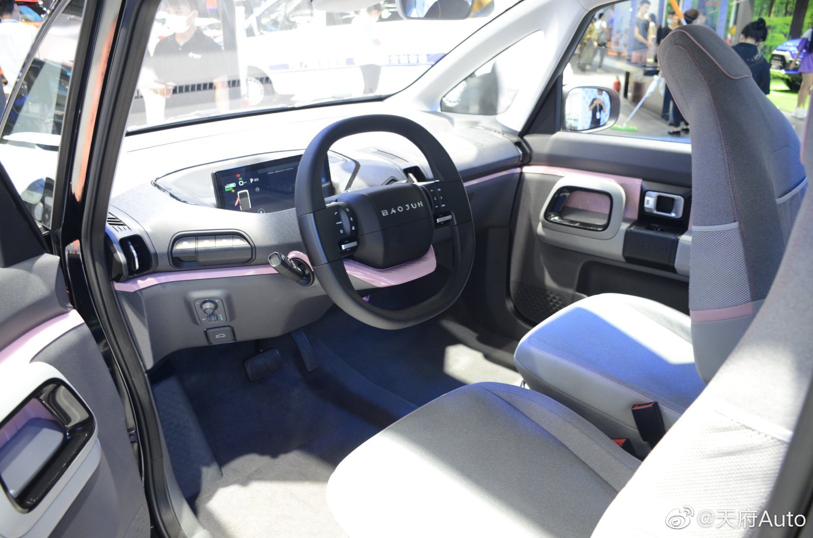 新宝骏E300,这是一个应该出现在科幻电影里面的小车。