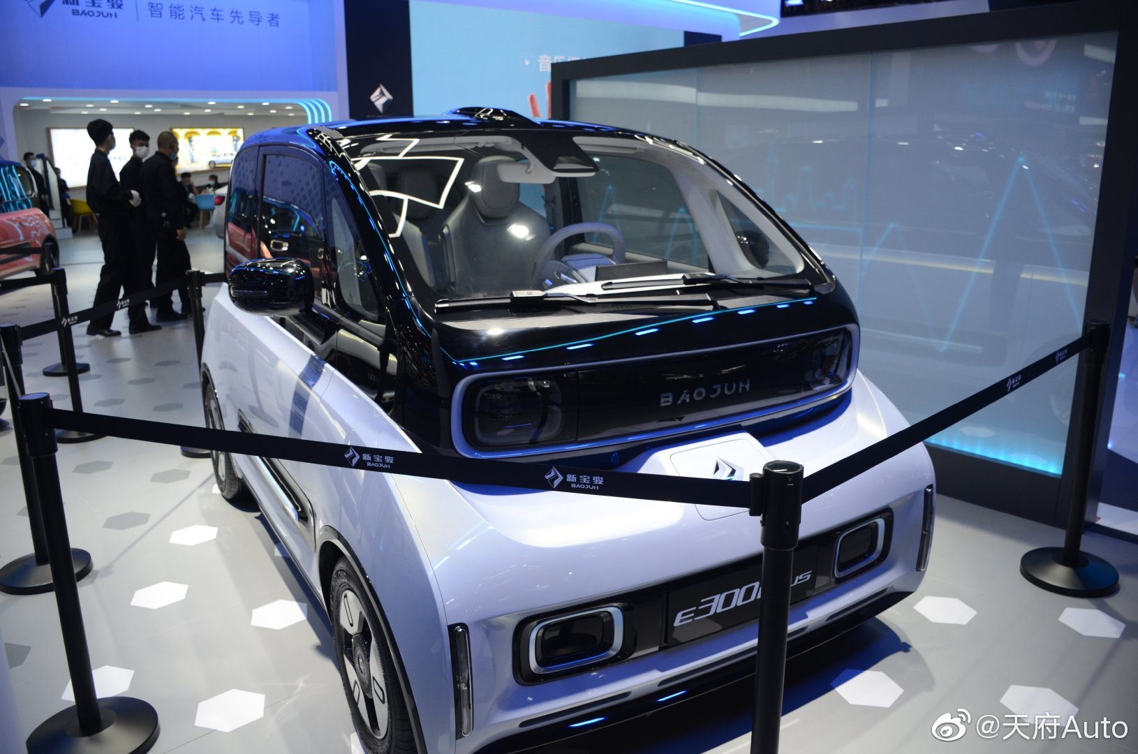 新宝骏E300,这是一个应该出现在科幻电影里面的小车。