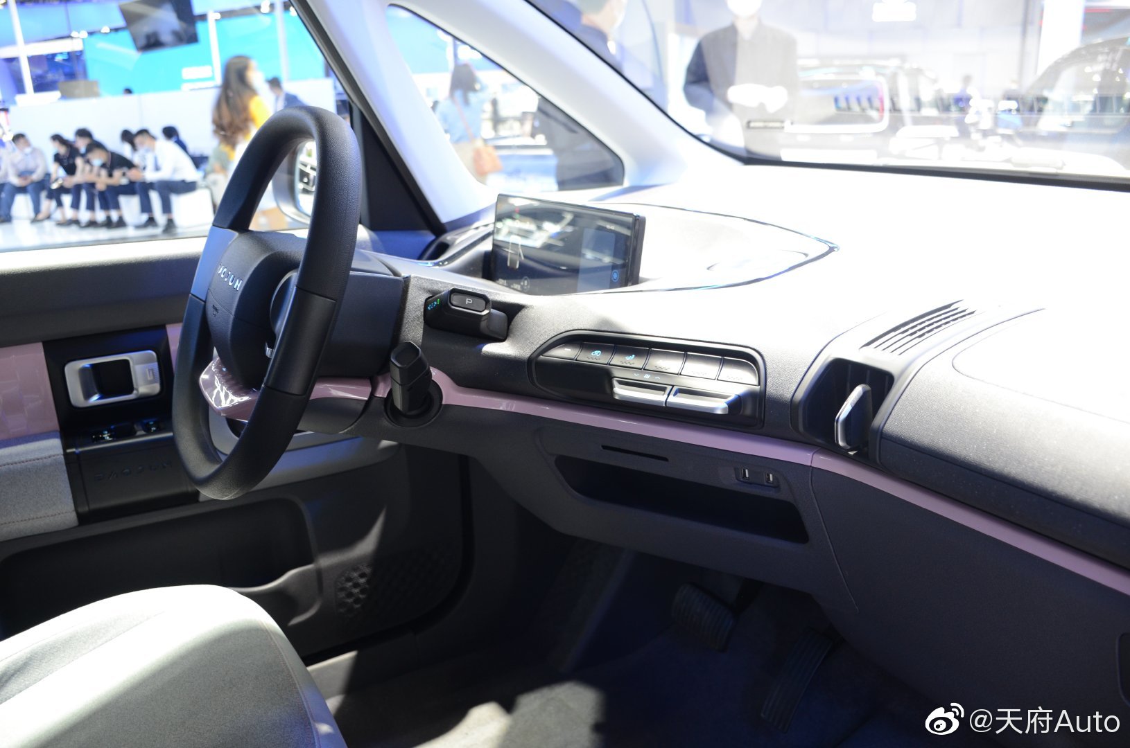 新宝骏E300,这是一个应该出现在科幻电影里面的小车。