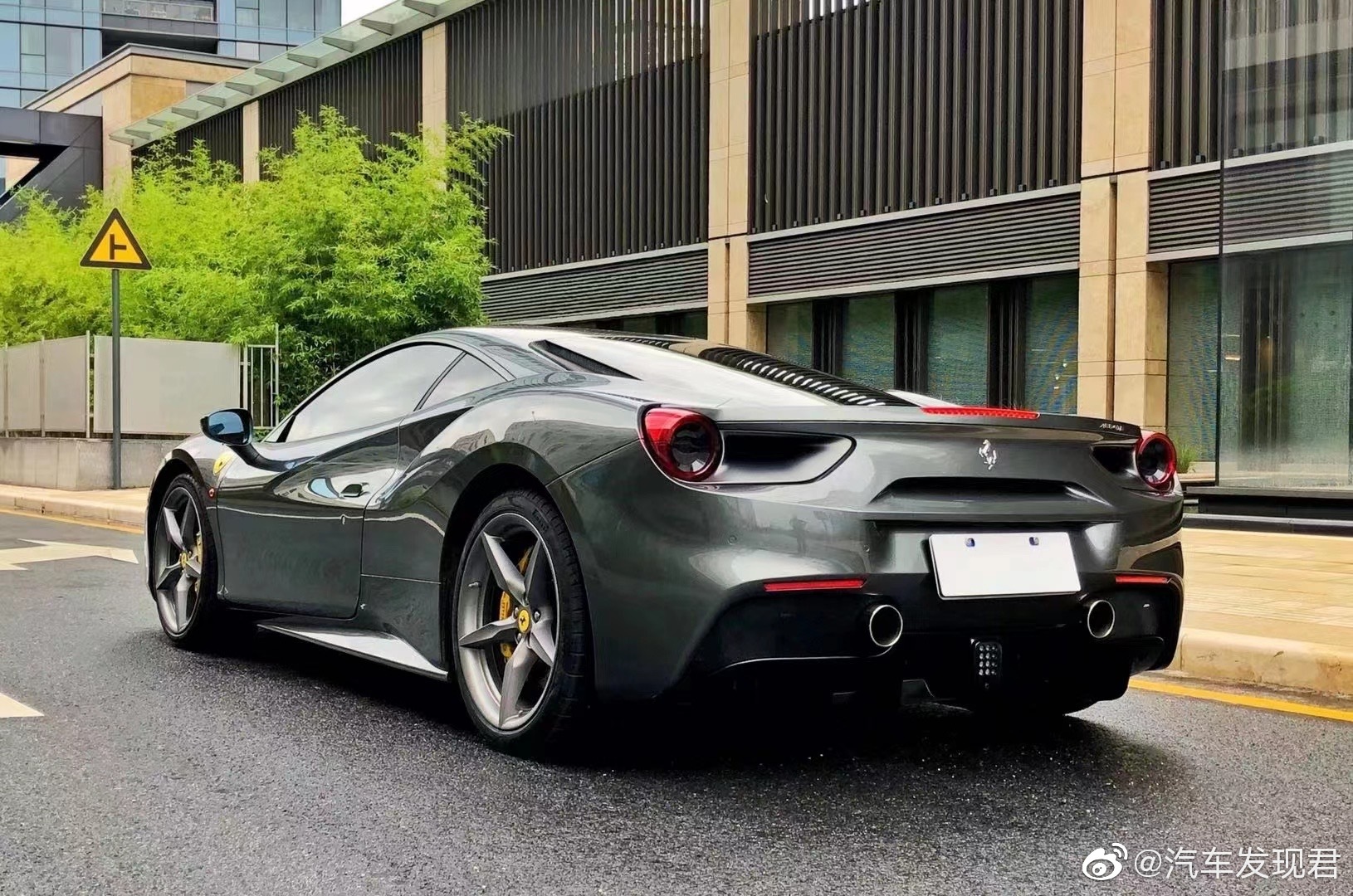 法拉利488GTB，花花公子哥座驾