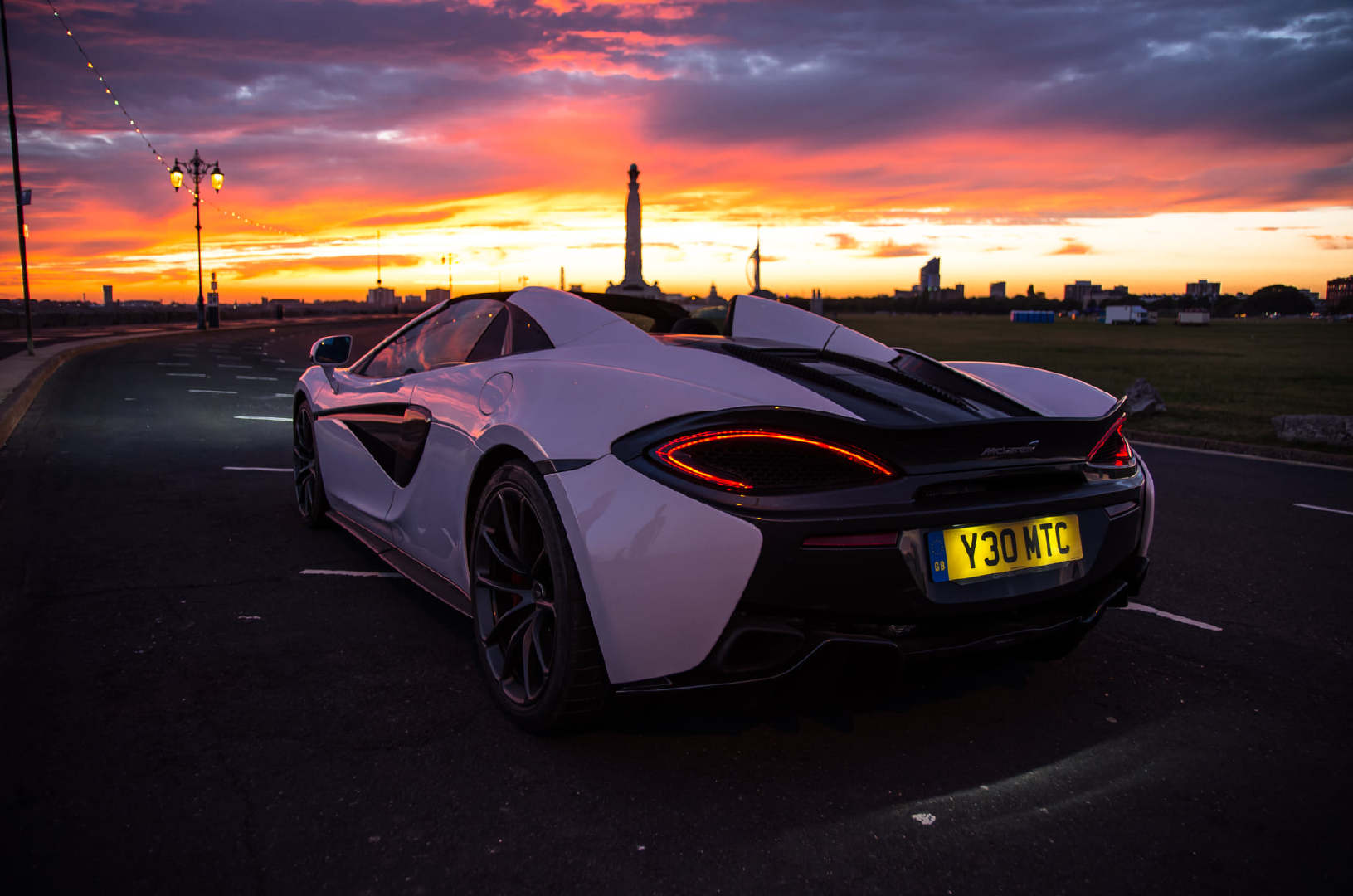 敞篷，蝴蝶门，背影太美了，这样的迈凯伦谁不心动