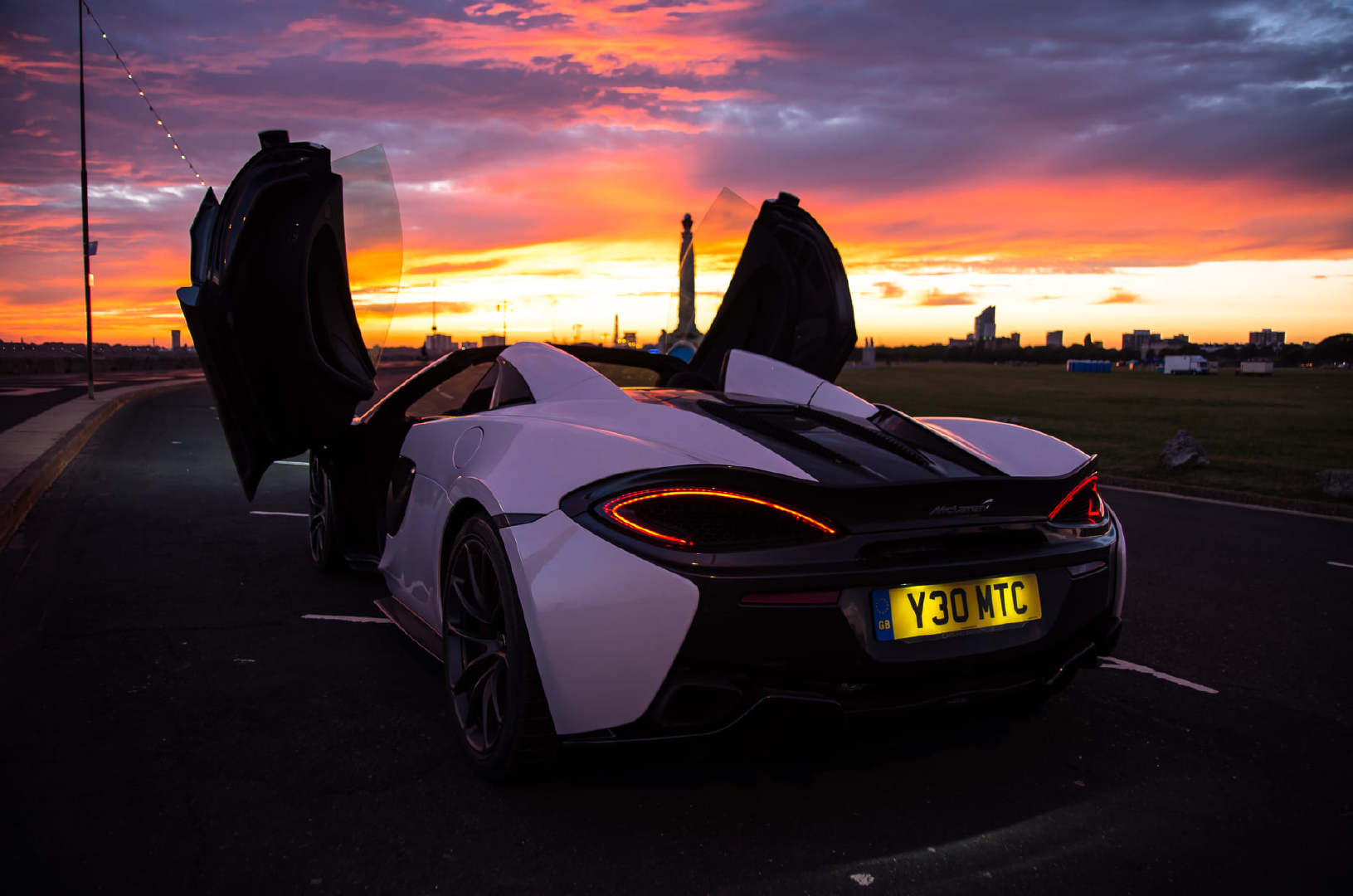 敞篷，蝴蝶门，背影太美了，这样的迈凯伦谁不心动