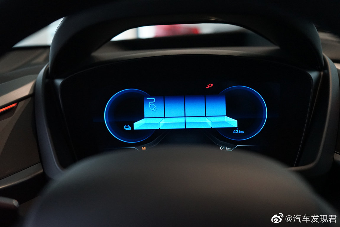 宝马 i8 敞篷版 电铜色带磨砂灰/电铜色拼墨灰