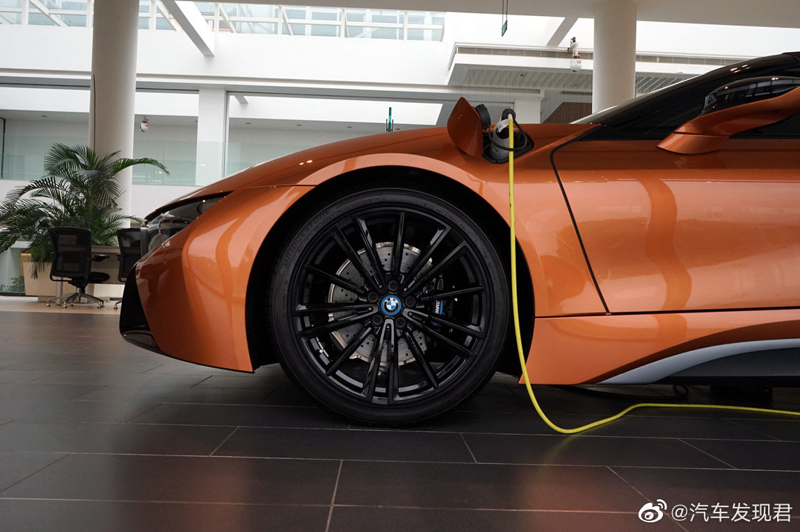 宝马 i8 敞篷版 电铜色带磨砂灰/电铜色拼墨灰