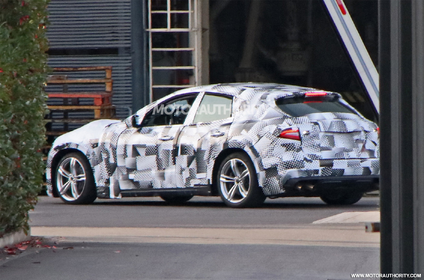 法拉利Purosangue SUV早期测试车，被发现在意大利马拉内洛总部