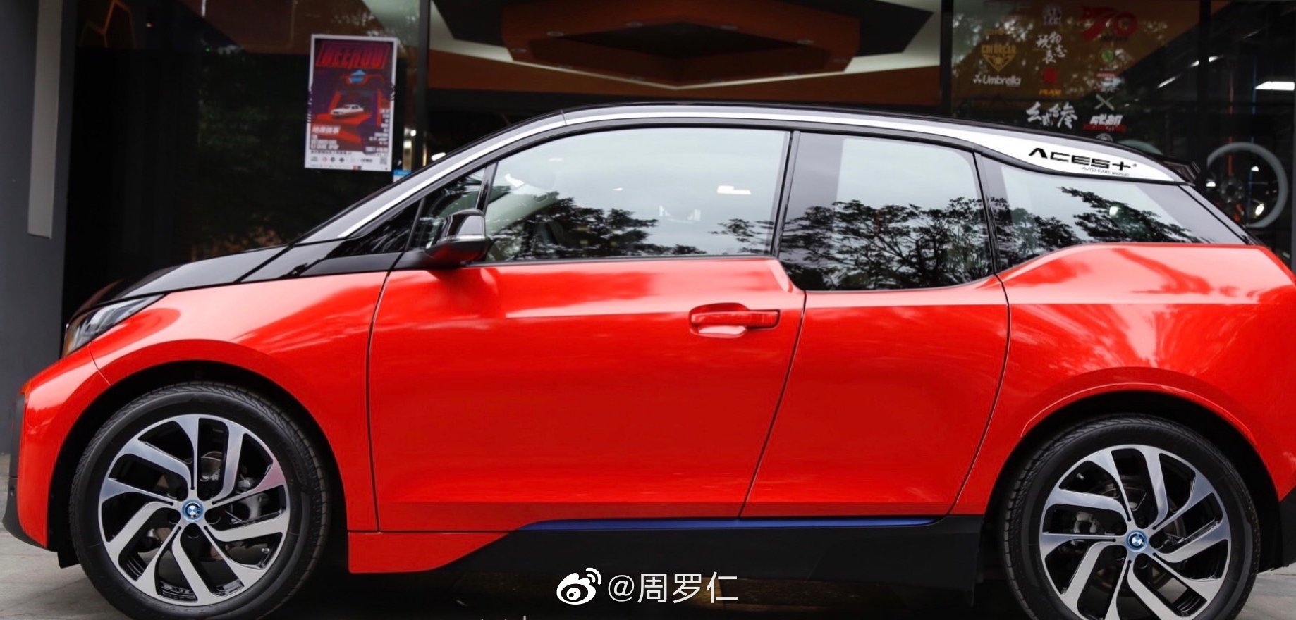 宝马i3跳脱的金属魅力红，让整辆车更添时尚魅力，动感十足。