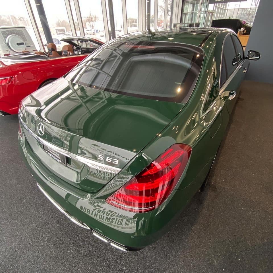 军绿色的奔驰 S63，这个颜色一点都不低调。