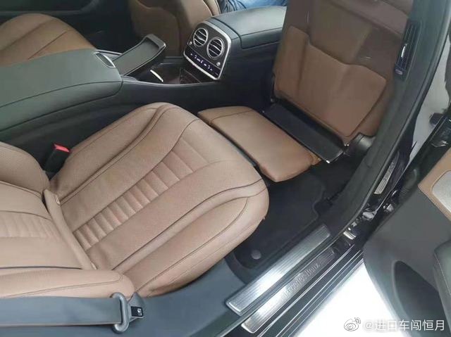 奔驰S560 4.0 直列八缸发动机 470匹马力