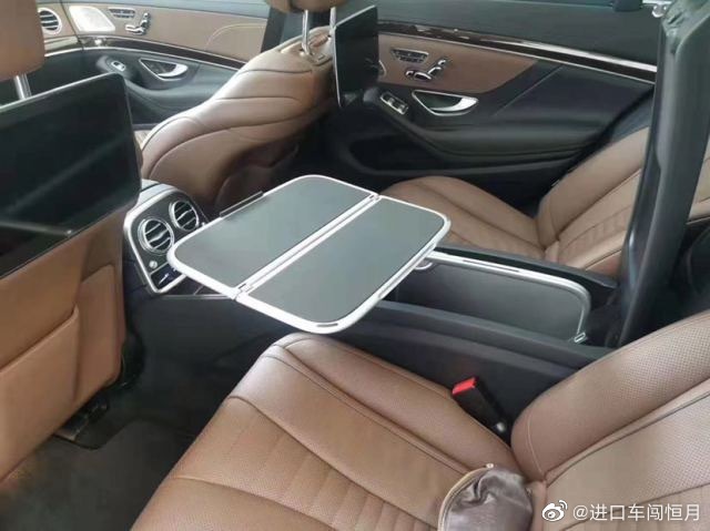 奔驰S560 4.0 直列八缸发动机 470匹马力