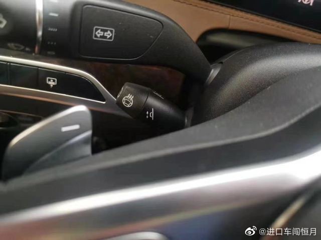 奔驰S560 4.0 直列八缸发动机 470匹马力