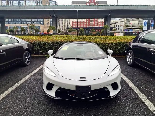 啊啊啊，白色的迈凯伦 真是公子如玉啊