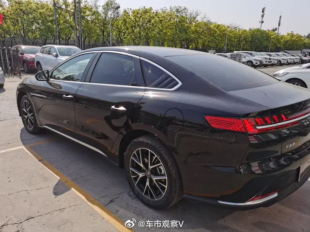 好看的汽车图片：比亚迪VS特斯拉，不服就战