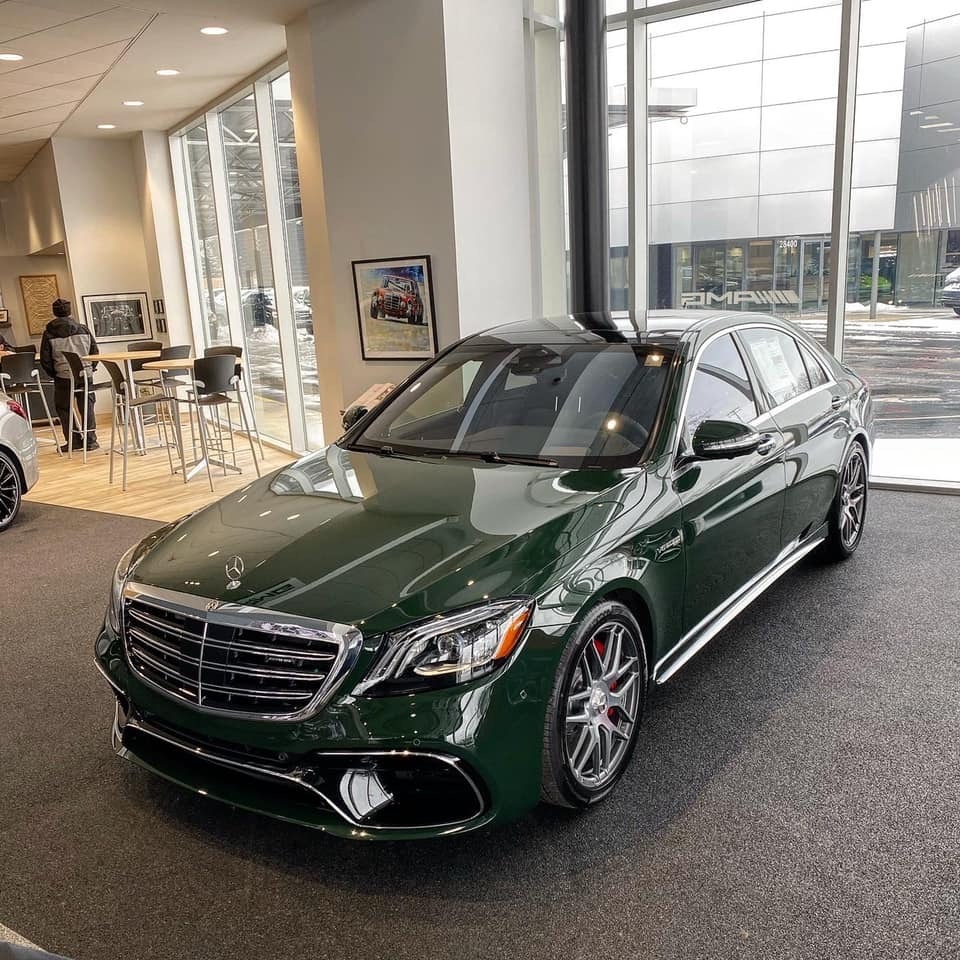 军绿色的奔驰 S63，这个颜色一点都不低调。